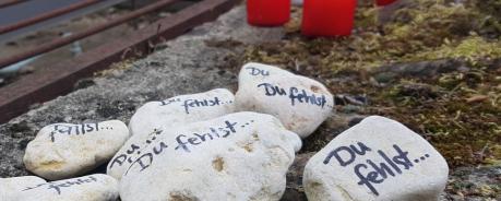 Weiße Steine mit der Aufschrift du fehlst
