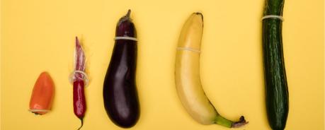 Unterschiedliche Lebensmittel mit länglicher Form (Banane, Gurke etc.) mit Kondomen überzogen