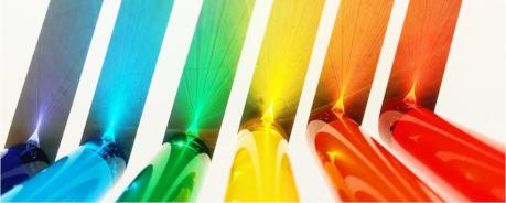 Reagenzgläser in den Farben des Regenbogens