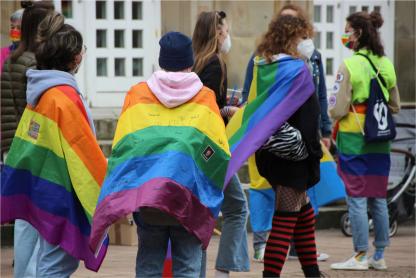 Junge Menschen mit Regenbogenfahnen auf dem CSD in Osnabrück