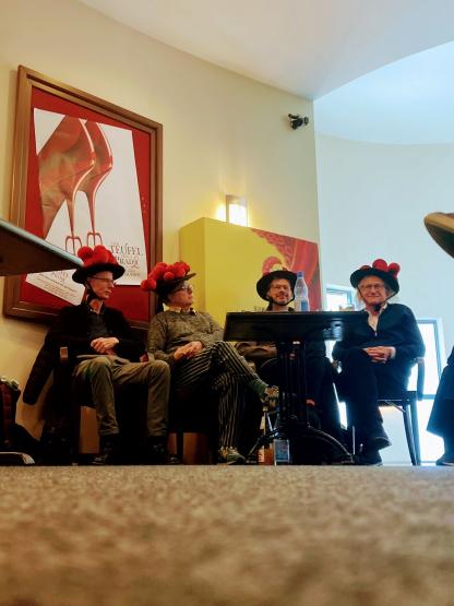 Rosa Monitor Kino Gespr&auml;chsrunde