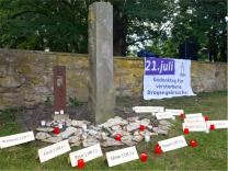 Gedenkstein und Kerzen für verstorbene Drogengebraucher 2020