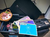 Taschen sind fertig gepackt mit Präventionsmaterialien