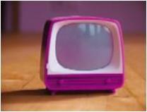 kleiner rosa Spielzeugmonitor auf einem Holztisch