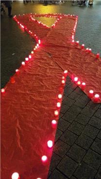 Rote Solidaritätsschleifen iauf der Straße gelegt am Nikolaiort