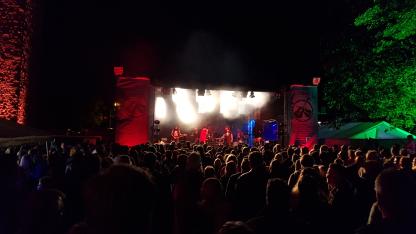 Konzert auf einer Bühne,  Publikum davor, stimmungsvolles Licht