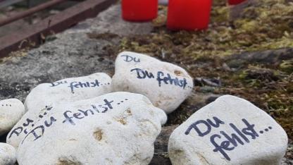 Weiße Steine mit der Aufschrift du fehlst