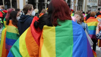 Junge Menschen mit Regenbogenfahnen auf dem CSD in Osnabrück