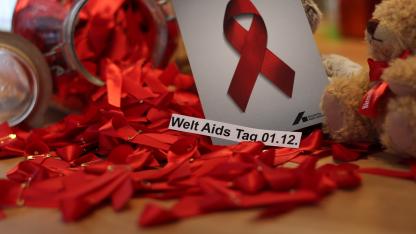 Rote Schleife als Symbol für Solidarität mit HIV positiven und Aids erkrankten Menschen