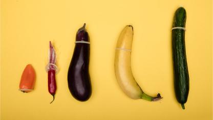 Unterschiedliche Lebensmittel mit länglicher Form (Banane, Gurke etc.) mit Kondomen überzogen
