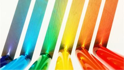 Reagenzgläser in den Farben des Regenbogens