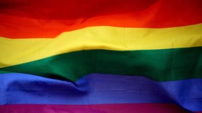 Regenbogenflagge im Wind